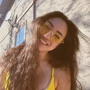 Meet your Posher, Elisia